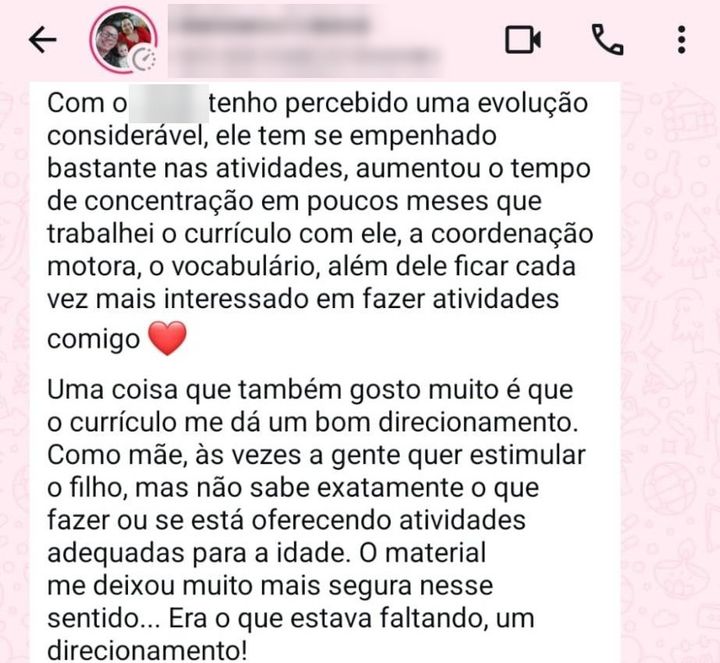 Print de WhatsApp: mãe conta que o filho aumentou a concentração, a coordenação motora e o vocabulário em poucos meses, e que o currículo deu o direcionamento que faltava