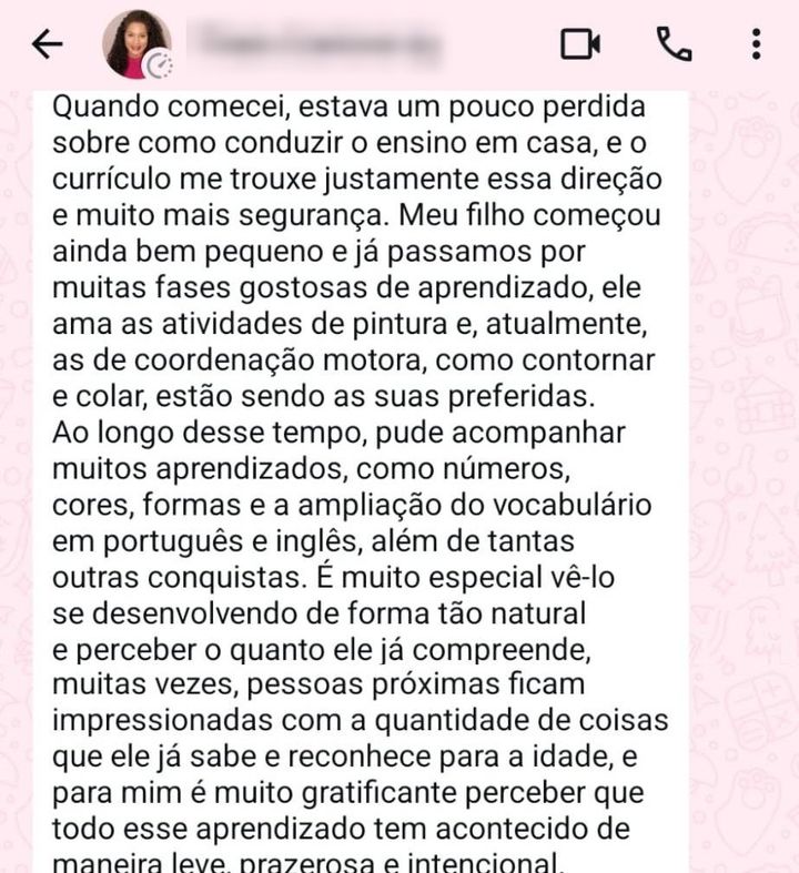 Print de WhatsApp: mãe que estava perdida conta que o filho aprendeu números, cores, formas e vocabulário em português e inglês, e que as pessoas próximas ficam impressionadas